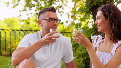 Feliz-Pareja-Bebiendo-Champán-En-La-Playa-De-Verano.-Concepto-De-Ocio,-Relaciones-Y-Personas.-Feliz-Pareja-Bebiendo-Champán-En-La-Playa-De-Verano.