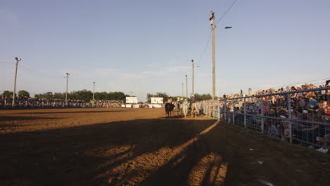 Menschenmenge-Beobachtet-Ein-Rodeo-Event-In-Siloam-Springs-Unter-Klarem-Himmel