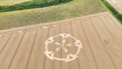 Vista-Aérea-De-Un-Misterioso-Círculo-De-Cultivo-Con-Anillos-De-Badbury-Sobre-Una-Pradera-De-Trigo-En-Dorset