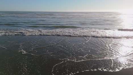 Relaxing-shot-of-ocean-waves-on-the-beach-in-Ocean-Shores-located-in-the-Pacific-Northwest,-Washington-State