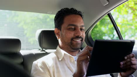 Pasajero-Indio-Con-Tableta-En-Un-Taxi.-Concepto-De-Transporte,-Vehículo-Y-Personas.-Pasajero-Indio-Sonriente-Con-Tableta-En-Un-Taxi.