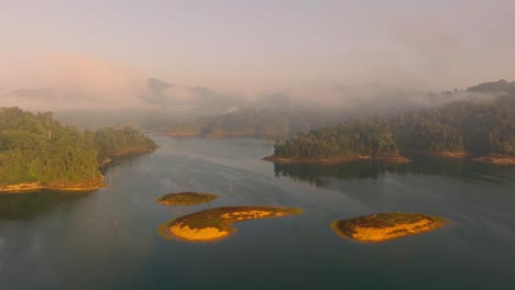 4K-Luftaufnahmen-Von-Kleinen-Inseln-Im-Kao-Sok-Nationalpark-Bei-Sonnenaufgang,-Thailand,-Asien