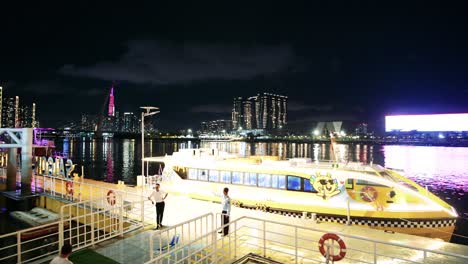 Touristen-Und-Einheimische-Steigen-Auf-Die-Fähre-Auf-Dem-Fluss-In-HCM-Stadt-In-Vietnam