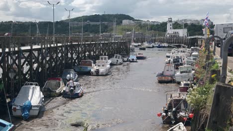 Aufnahmen-Vom-Hafen-Von-Scarborough,-North-Yorkshire-An-Einem-Sommertag.-Im-Hafen-Laufen-Boote-Und-Menschen-Herum