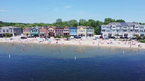 Pewaukee-Lake-Village-Ist-Im-Sommer-Ein-Beliebtes-Strandziel-Für-Viele-Einwohner-Von-Milwaukee