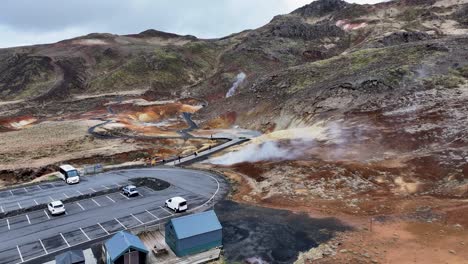 Die-Luftaufnahme-Des-Geothermiegebiets-Seltun-Südlich-Von-Reykjavik-Zeigt-Die-Einzigartige-Geologie-Der-Gegend-Mit-Dampfenden-Heißen-Quellen-Und-Fumarolen,-Die-Ein-Farbenfrohes-Mosaik-Bilden.