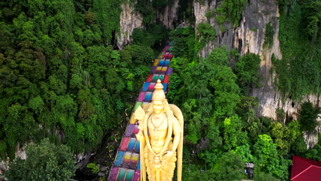 Ikonische-Goldene-Murugan-Statue-Und-Regenbogentreppe,-Die-Zu-Den-Batu-Höhlen-Hinaufführt