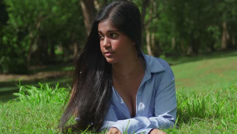 En-Un-Parque,-Una-Joven-India-Del-Este-Con-Una-Camisa-Azul-De-Cerca