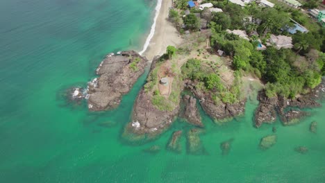 Magnífica-Vista-Aérea-Que-Muestra-La-Arena-Blanca-Y-La-Playa-Prístina-De-Tobago-En-El-Caribe-En-Fort-Bnnett