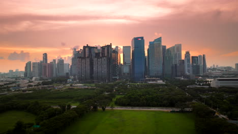 Skyline-Von-Singapur-Bei-Sonnenuntergang,-Marina-Bay-Park,-Asien