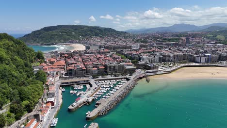 Altstadt-Und-Hafen-Von-San-Sebastian,-Spanien,-Absteigende-Drohne,-Luftaufnahme