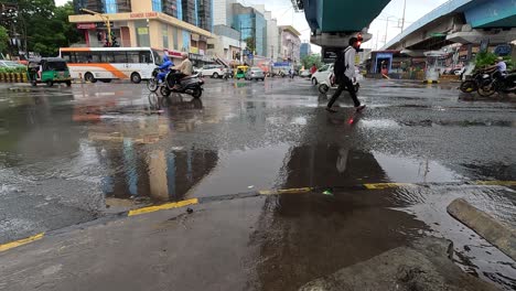 Der-Regen-Hat-Aufgehört-Und-Die-Männer-Scheinen-Eine-Gewisse-Erleichterung-Zu-Verspüren