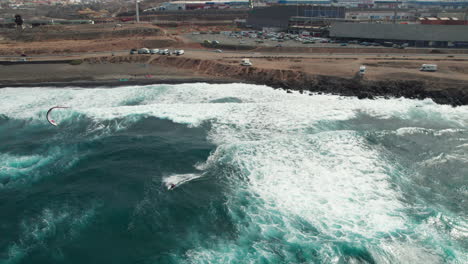 Vista-Aérea-Que-Sigue-A-Los-Kitesurfistas-En-Un-Día-Ventoso