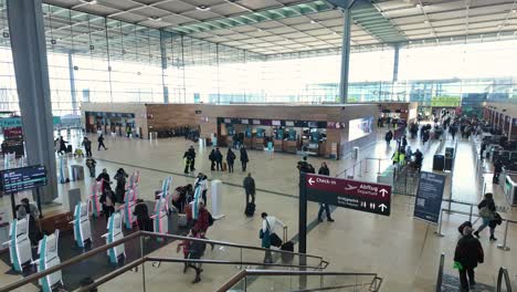 Moderne-Innenansicht-Des-Hauptterminals-Am-Flughafen-Berlin-Brandenburg-In-Deutschland