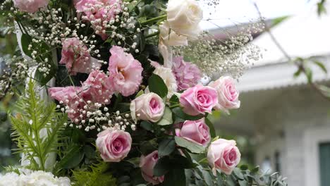 Pink-Rose-Flower-Bouguet-on-Arch,-Close-Up