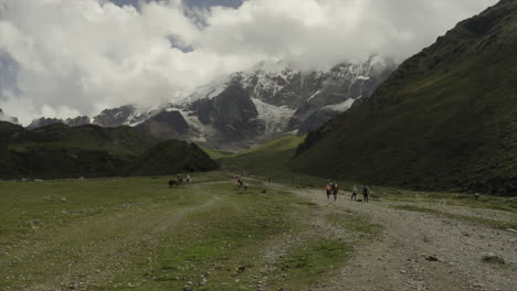 Los-Turistas-Ascienden-A-La-Montaña-De-Hielo-De-Salkantay,-Camino-A-La-Laguna-Humantay