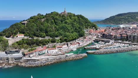 Puerto-Y-Casco-Antiguo-De-San-Sebastián,-España,-Drone,-Vista-Aérea