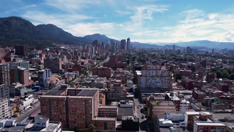 Bogotá,-Colombia,-Toma-Aérea-Tomada-Con-Dron-Que-Muestra-El-Horizonte-De-La-Ciudad