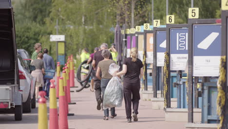 Bewohner-Geben-Wiederverwertbaren-Hausmüll-Im-Recyclingzentrum-Von-Falun,-Schweden-Ab