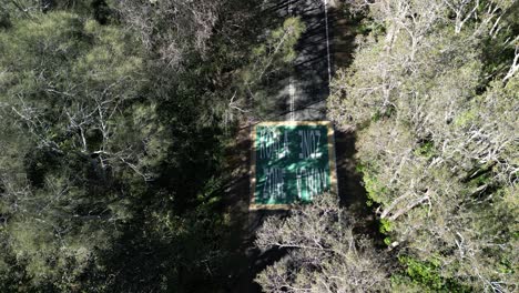 Señal-De-Precaución-En-La-Zona-De-Vida-Silvestre-De-Los-Koalas,-Vista-Alta-Con-Vehículos-Que-Pasan