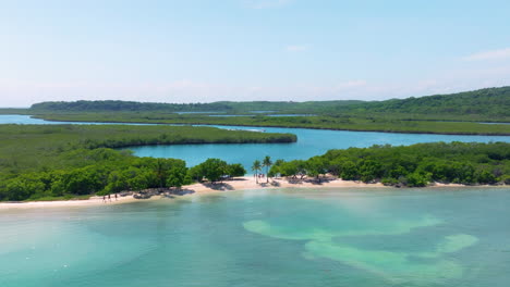 Playas-De-Arena-Blanca-Con-Un-Denso-Paisaje-Boscoso-En-El-Parque-Nacional-Morrocoy-En-Venezuela