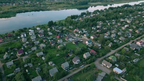 Luftaufnahmen-Eines-Sommerhausdorfes-Neben-Dem-Fluss-Daugava-Im-Sommer