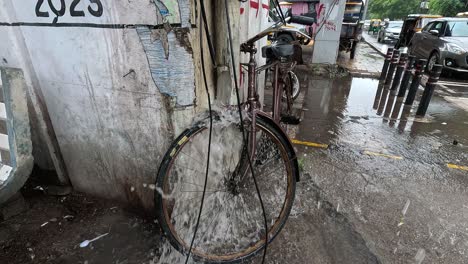 Agua-De-Lluvia-Cayendo-Desde-Un-Puente-Sobre-Una-Bicicleta-De-Un-Viajero-Diario