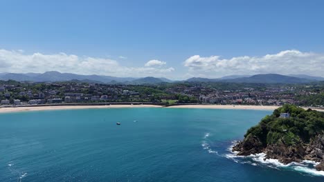 Insel-Santa-Clara,-San-Sebastian,-Spanien,-Drohne,-Luftaufnahme