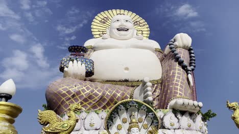 Templo-Budista-Wat-Plai-Laem-En-La-Isla-De-Koh-Samui,-Tailandia.-Gran-Buda-Contra-El-Cielo-Azul