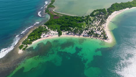 Playa-Prístina-Con-Densas-Palmeras-En-La-Isla-De-Cayo-Sal-En-El-Parque-Nacional-Morrocoy,-Venezuela