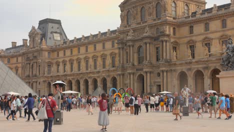 Gente-Abarrotada-En-La-Plaza-Del-Museo-Del-Louvre-Durante-Los-Juegos-Olímpicos-De-2024-En-París,-Francia