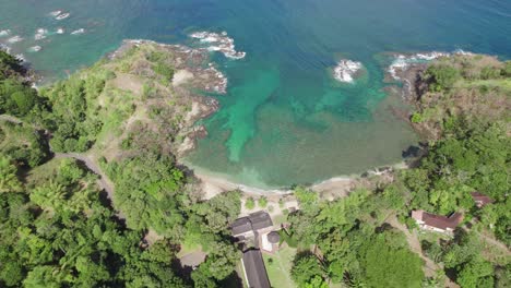 Impresionante-Toma-Aérea-De-La-Playa-De-Arnos-Vale,-Con-Su-Prístina-Arena-Blanca-Y-Sus-Aguas-Cristalinas-En-El-Caribe,-En-Tobago.