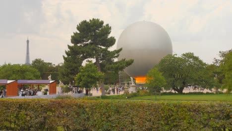 Olympische-Spiele-2024-Mit-Blick-Auf-Die-Flamme-Des-Olympischen-Kessels-Im-Tuileriengarten,-Paris,-Frankreich