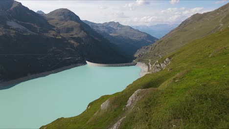 Luftaufnahmen-Des-Moiry-Damms-In-Der-Schweiz,-Die-Den-Atemberaubenden-Türkisfarbenen-Stausee-Zeigen,-Der-Von-Den-Majestätischen-Schweizer-Alpen-Umgeben-Ist