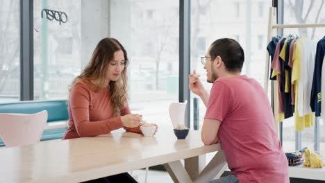 Romantisches-Date-In-Der-Eisdiele,-Mann-Und-Frau-Essen-Eis,-Lächelnd