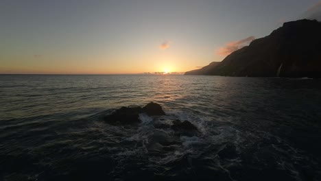 Impresionante-Puesta-De-Sol-Sobre-El-Agua-En-Madeira-En-Ponta-Do-Sol