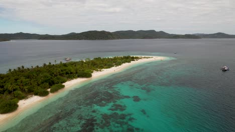 Video-De-Un-Dron-En-4k-Volando-Hacia-Una-Pareja-Caminando-En-Una-Hermosa-Playa-De-Arena-Blanca-En-Una-Isla-Tropical-En-Palawan,-Filipinas