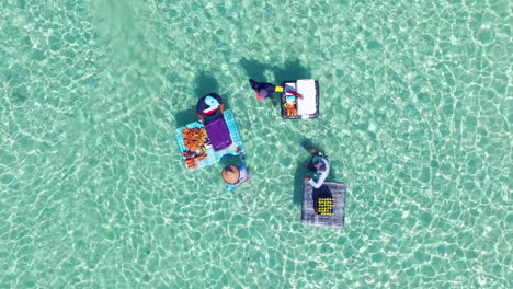 Vista-Aérea-De-Vendedores-Ambulantes-En-El-Mar-En-El-Parque-Nacional-Morrocoy,-Venezuela---Toma-Con-Dron