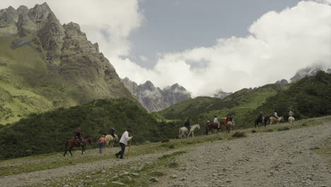 Los-Turistas-Caminan-Y-Montan-A-Caballo-Por-Un-Empinado-Camino-De-Montaña-Hasta-La-Laguna-Humantay