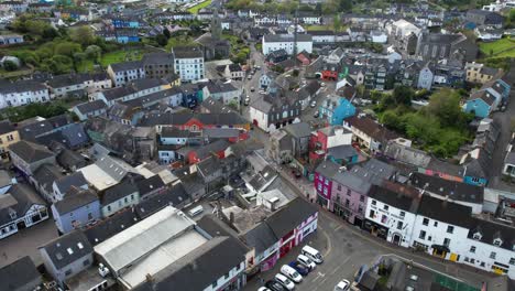 Straßen-Und-Gebäude-In-Der-Innenstadt-Von-Kinsale,-Irland,-Drohnenaufnahme-Traditioneller-Farbenfroher-Häuser