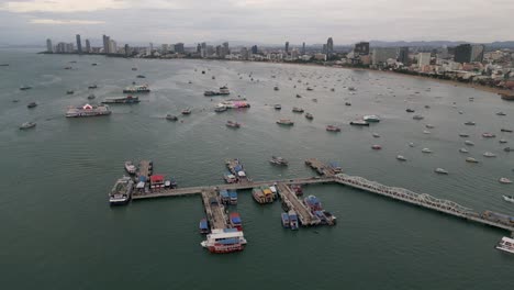 Vista-Aérea-Del-Horizonte-De-La-Ciudad-De-Pattaya,-Camino-De-La-Playa-Y-Calle-Peatonal-Con-Muelle-De-Puerto-Para-Barco-Rápido-A-La-Isla