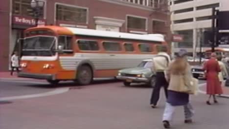 Autobuses,-Personas-Y-Coches-En-El-Centro-De-La-Ciudad,-Década-De-1970