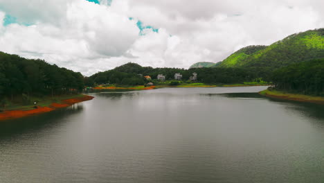 Captura-Un-Impresionante-Complejo-De-Casas-Junto-Al-Lago-Situado-En-Las-Orillas-De-Un-Lago-De-Montaña-De-Aguas-Cristalinas.