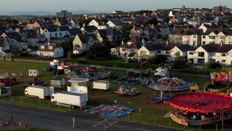 Vista-Aérea-De-Atracciones-De-Feria-Vibrantes-Que-Orbitan-Alrededor-De-La-Ciudad-Costera-Galesa-De-Holyhead-Y-Entretenimiento-Frente-Al-Mar