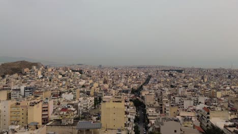 Atenas,-La-Capital-De-Grecia,-Vista-Aérea-Con-Drones-Que-Establecen-Una-Vista-Panorámica-Del-Paisaje-Urbano-Urbano