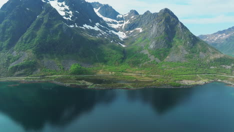 Descubriendo-Los-Maravillosos-Paisajes-De-Las-Islas-Lofoten-Y-Sus-Montañas.