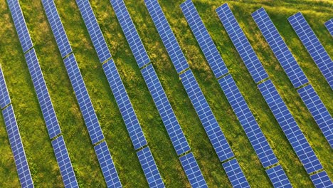 Panel-Solar-Energía-Verde-Fotovoltaica,-Producción-De-Electricidad-A-Partir-Del-Sol,-Antena