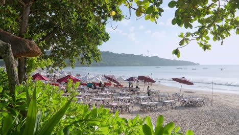 Stühle-Und-Tische-über-Fischrestaurants-Am-Strand-Von-Jimbaran-Beach,-Bali,-Indonesien