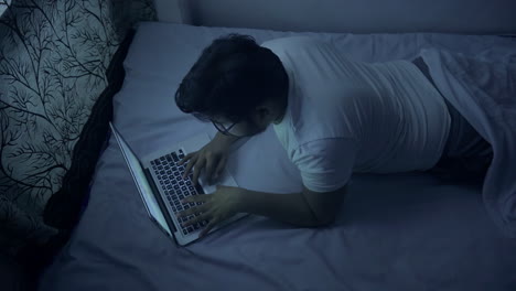 Draufsicht-Auf-Einen-Mann,-Der-Spät-In-Der-Nacht-Zu-Hause-Im-Bett-Arbeitet-Und-Dabei-Laptop-Technologie-Verwendet