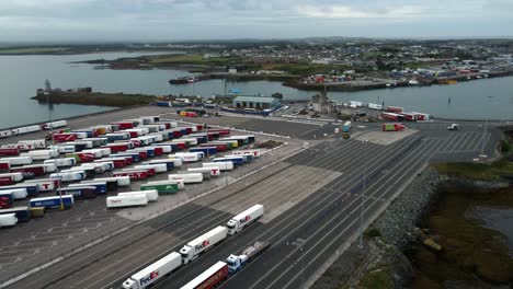 Vista-Aérea-Del-Puerto-De-Ferry-De-Holyhead-Con-Camiones-Cargando-En-La-Terminal-De-Stena-Line-Para-Un-Viaje-A-Irlanda